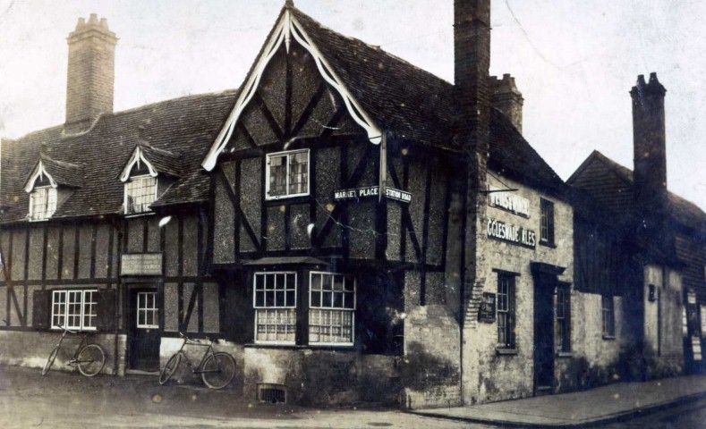 White Hart circa 1910 showing the old barn.
